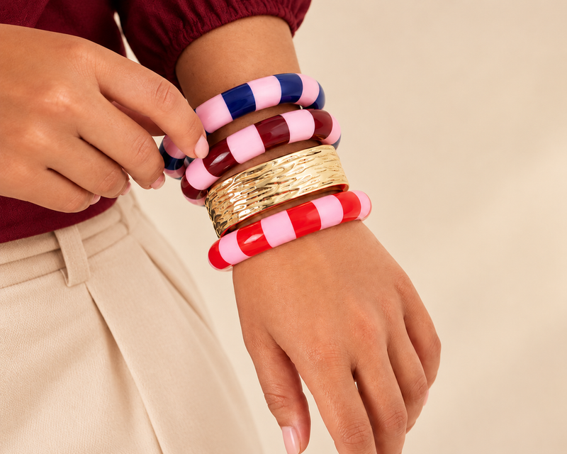 Kleurrijke bangles gecombineerd met een brede gouden armband – Pamora