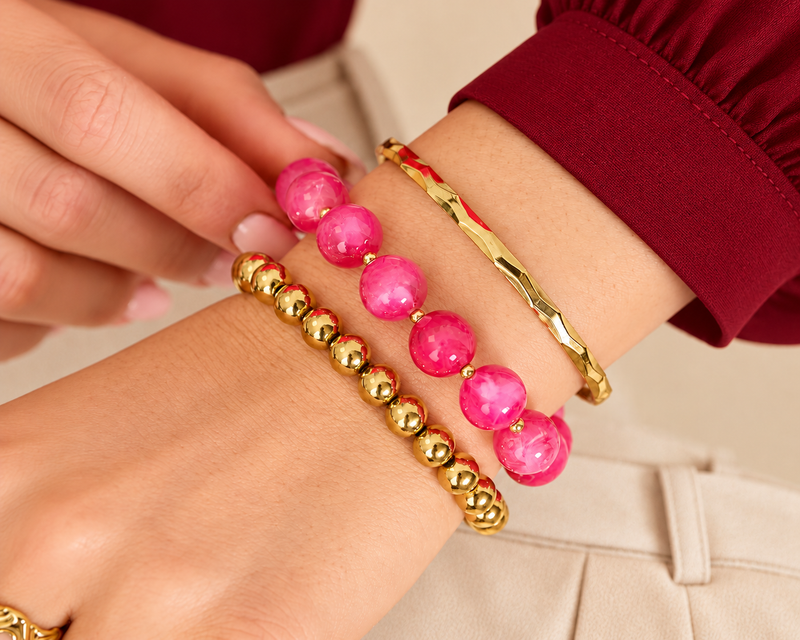 Kleurrijke kralenarmbanden gecombineerd met gouden armbanden – Pamora