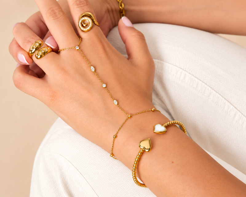 Fijne gouden handchain met subtiele details om hand en pols – Pamora