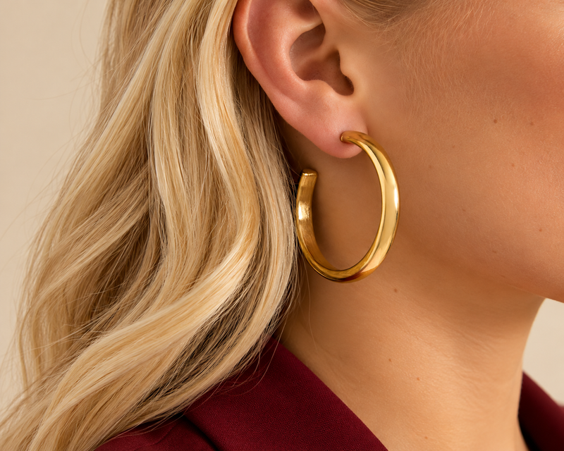 Trendy gouden creolen gedragen door een vrouw – Pamora oorbellen