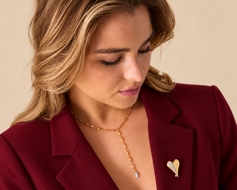Elegante gouden Y-ketting gedragen bij een stijlvolle outfit – Pamora
