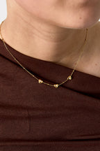 Ketting met bolletjes en hartjes met steen