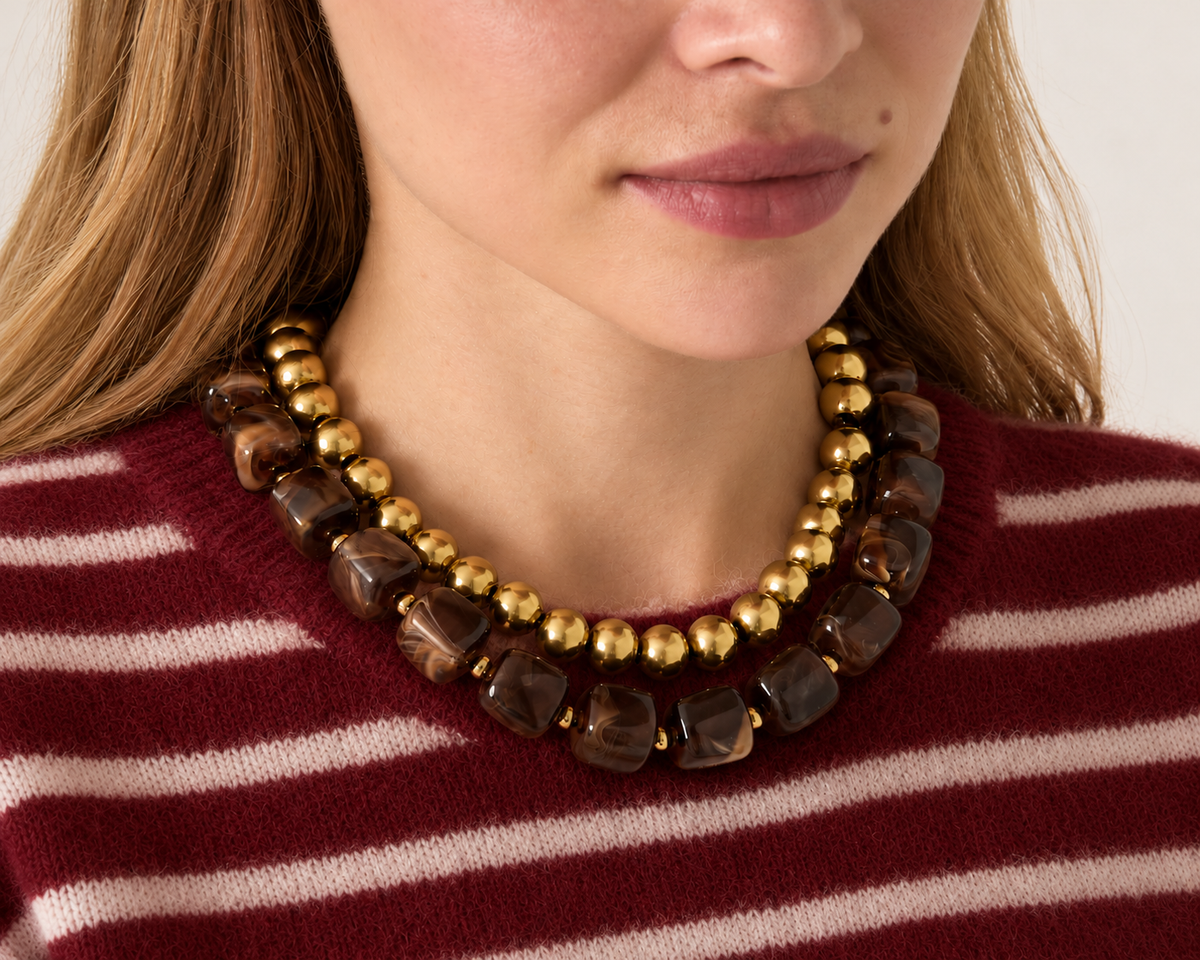 Vrouw draagt een stijlvolle ketting als blikvanger bij haar outfit.