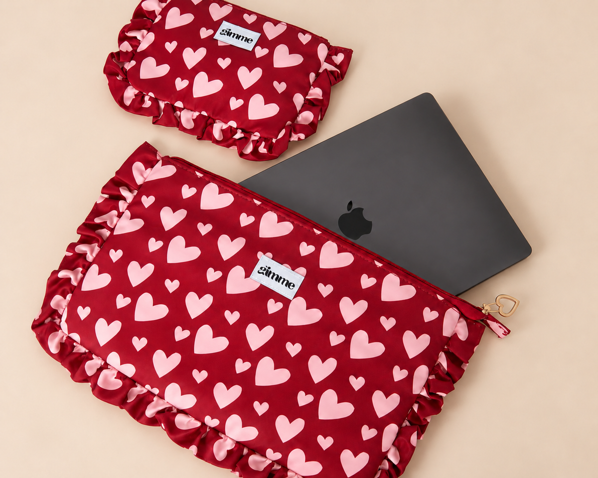 Bordeauxrode laptoptassen met roze hartjesprint en decoratieve ruches.