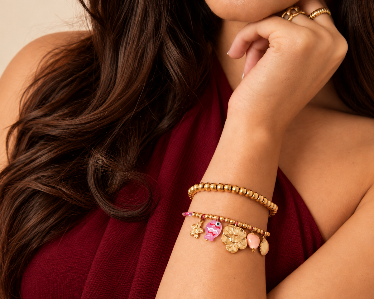 Gouden bedelarmbanden met speelse hangertjes – Pamora