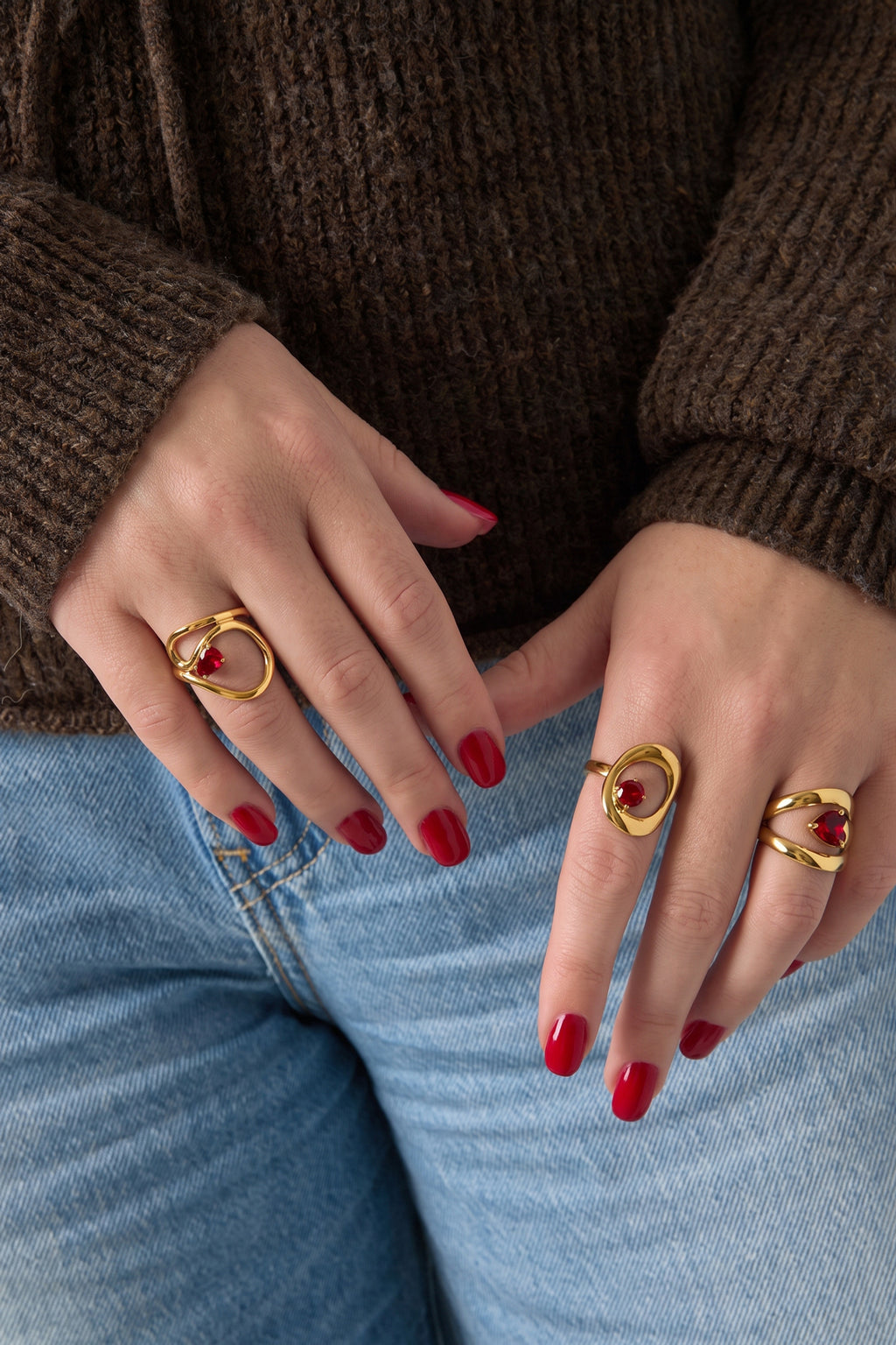 Opvallende ringen van roestvrij staal met een onregelmatige vorm, casual en eenvoudig, uit de casual collectie voor dagelijks gebruik. Damessieraden.