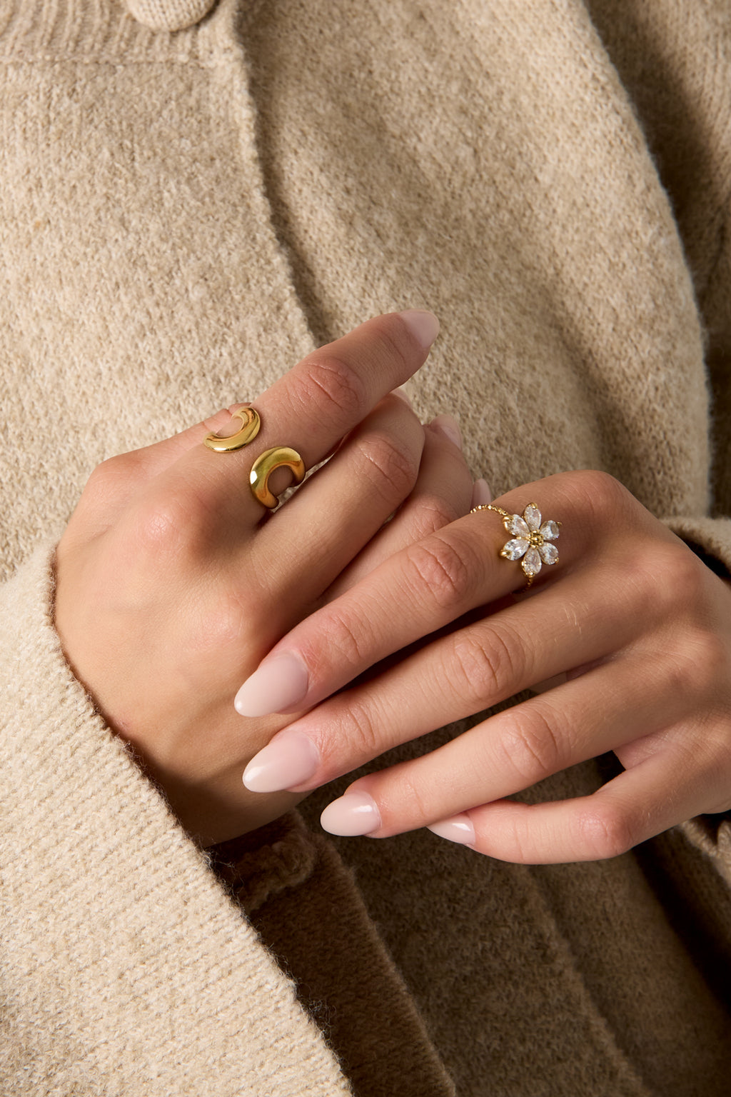 Minimalistische ringen van roestvrij staal uit de Simple Daily Simple-serie voor dames.